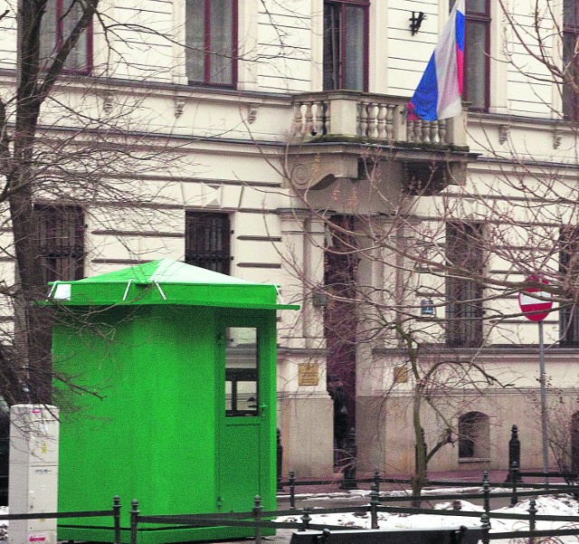 W budce grzeje się policjant. Jego kolega marznie na patrolu