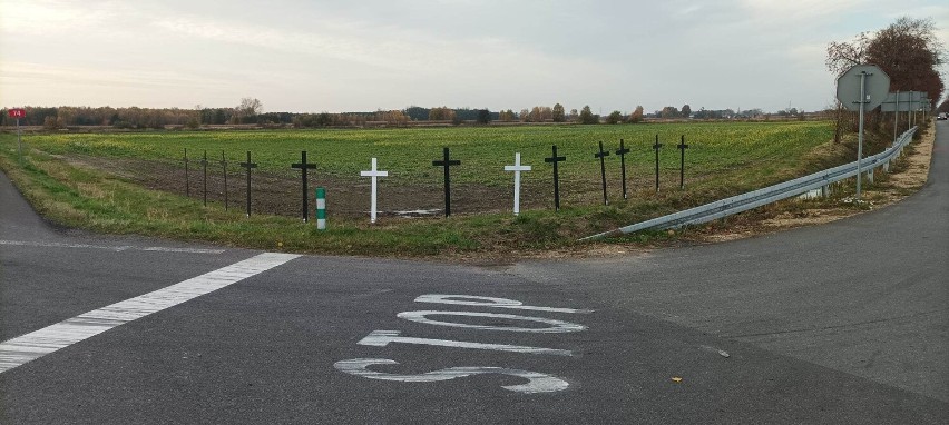 Na skrzyżowaniu w gminie Rusiec ponownie ustawiono krzyże