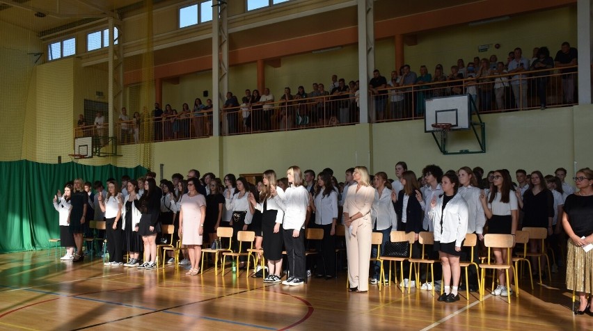 Piękna uroczystość w Liceum Ogólnokształcącym numer I w Ostrowcu. Dwustu uczniów klas pierwszych złożyło uroczyste ślubowanie