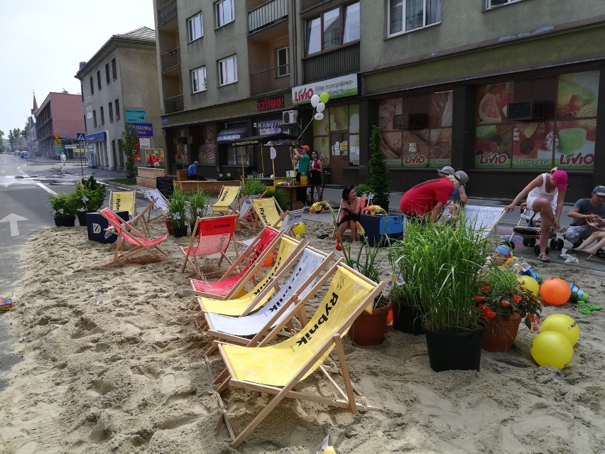 Plaża w centrum Rybnika! Piach, leżaczki i zimne napoje... prawie jak nad morzem! Świetna atrakcja na Dni Rybnika