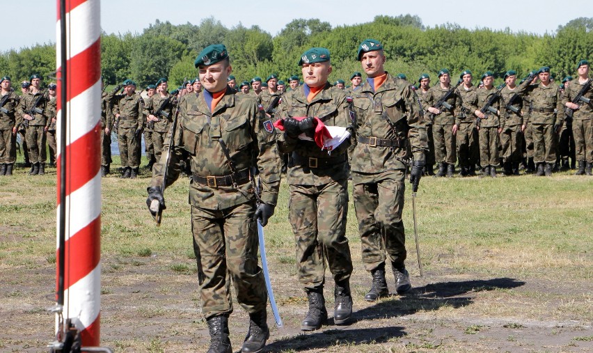 240 elewów z Centrum Szkolenia Logistyki złożyło w piątek...