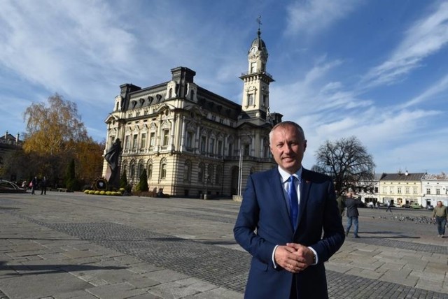 Prezydent Ludomir Handzel rozpoczął publiczną dyskusję na temat nowej lokalizacji dla Urzędu Miasta Nowego Sącza