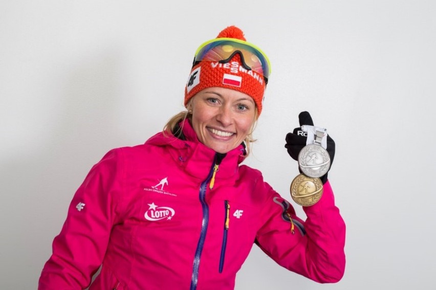 Weronika Nowakowska z medalami za 2 i 3 miejsce na mistrzostwach świata w biathlonie