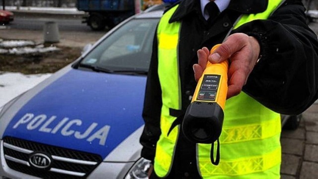 Policja z Wodzisławia zatrzymała pijanego kierowcę, który o mało nie potrącił na pasach nastolatka