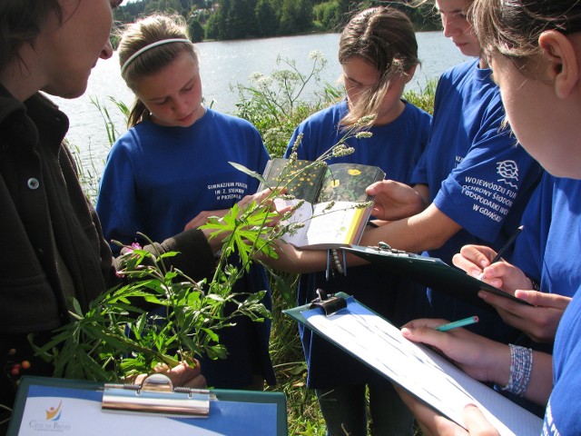 Młodzieżowa Straż Jeziora podczas inwentaryzacji organizmów bytujących nad Motławą Wielką