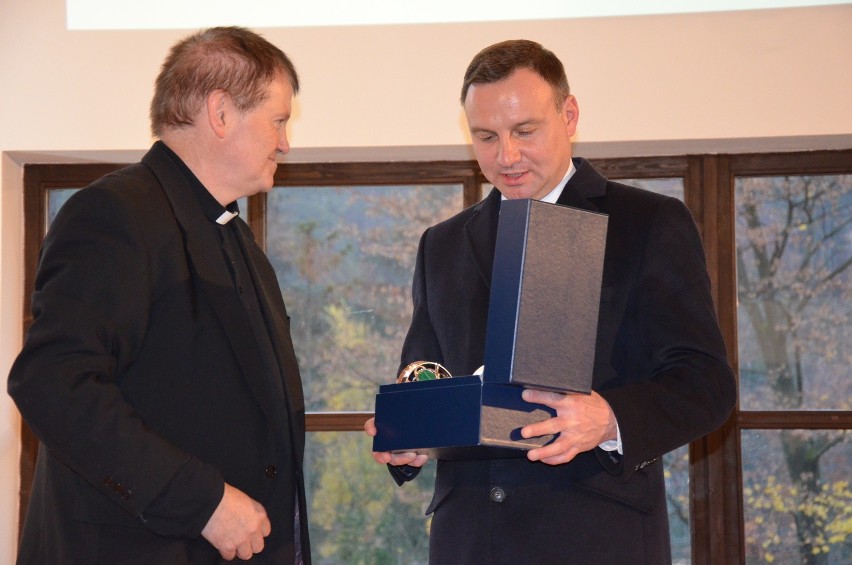 Szczyrk: Prezydent Andrzej Duda zasadził swoje drzewko w Ogrodzie Reformacji [ZDJĘCIA]
