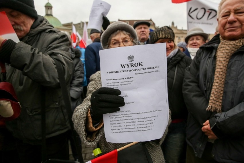 Kraków. Pikieta KOD-u na Rynku Głównym [WIDEO, ZDJĘCIA]