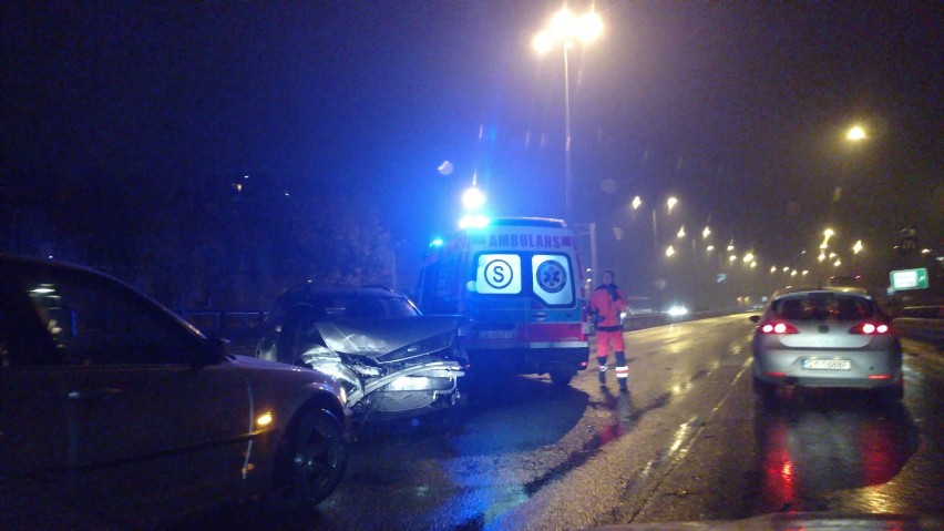 Wypadek na DK86 w Katowicach. Zderzył się tir i mondeo ZDJĘCIA