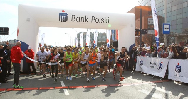 Uczestnicy półmaratonu biegli dla własnej satysfakcji, a przy okazji pomogli choremu nastolatkowi z Jarosławia