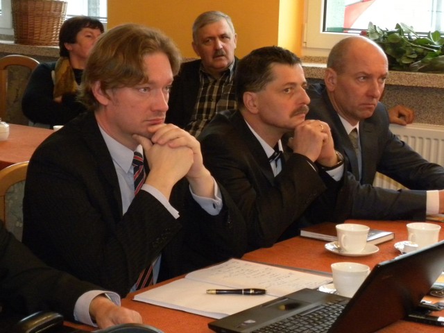 Lech Ciurzyński (pierwszy z lewej) przeprowadził własne śledztwo w sprawie smrodu w Rzeczenicy