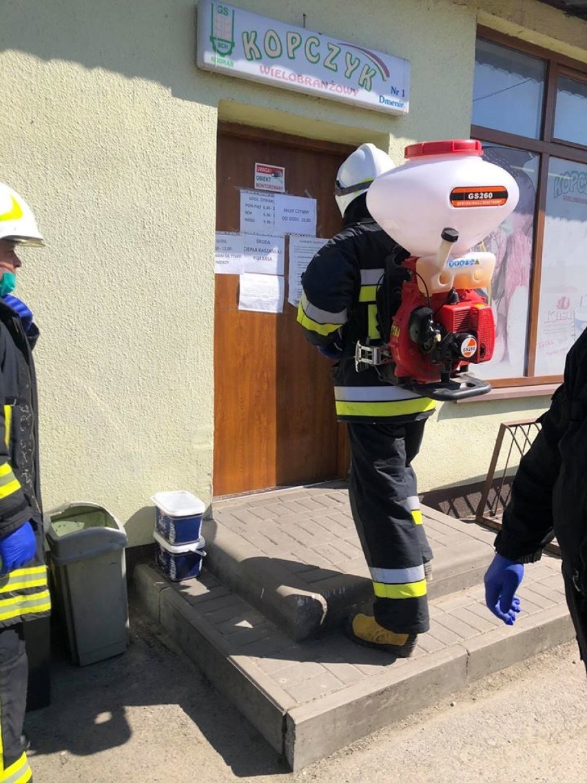 Koronawirus Kodrąb: strażacy z OSP przeprowadzili dezynfekcję miejsc publicznych