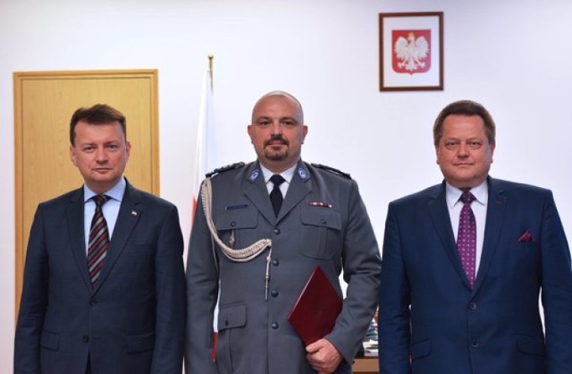 Nowy komendant wojewódzki policji w Katowicach, inspektor Krzysztof Justyński (w środku).