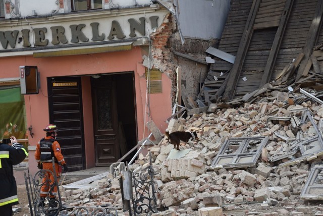 Rybnik. Zawalił się Świerklaniec, najstarsza karczma w Rybniku. "Usłyszeliśmy hałas, potem zobaczyliśmy osuwającą się ścianę budynku"