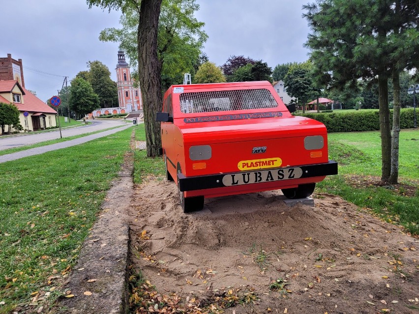 W Lubaszu stoi mały fiat, który zbiera nakrętki