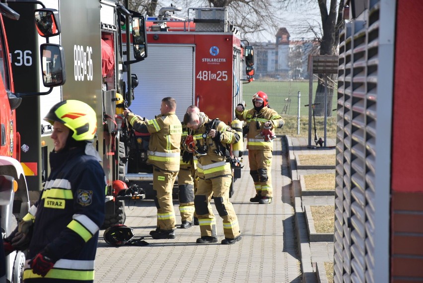 Malbork. Pożar w szkolnej stołówce był scenariuszem kolejnych ćwiczeń strażaków. Symulowana akcja w SP 3