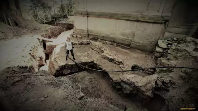 Archeolog Monika Łyczak na odkrytej kamiennej platformie