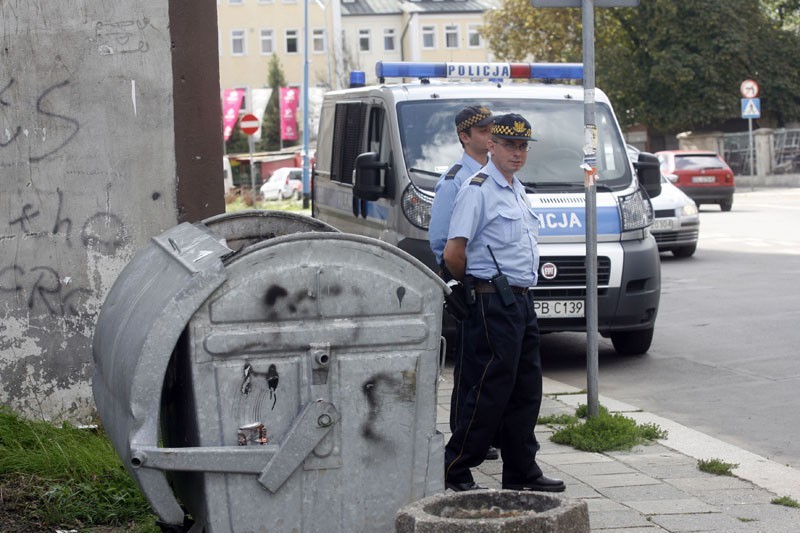 Legnica: Policjanci szukali noworodka w śmieciach (ZDJĘCIA)