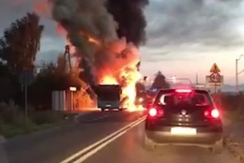 Groźny pożar autobusu w Wieprzu.


Zobacz kolejne zdjęcia....
