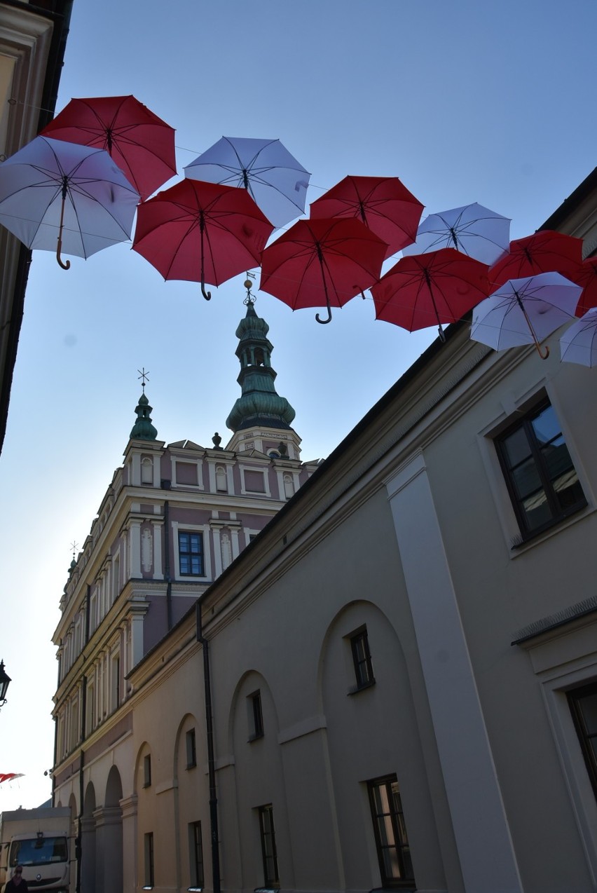 Patriotyczne parasolki na starym mieście. Zobacz zdjęcia
