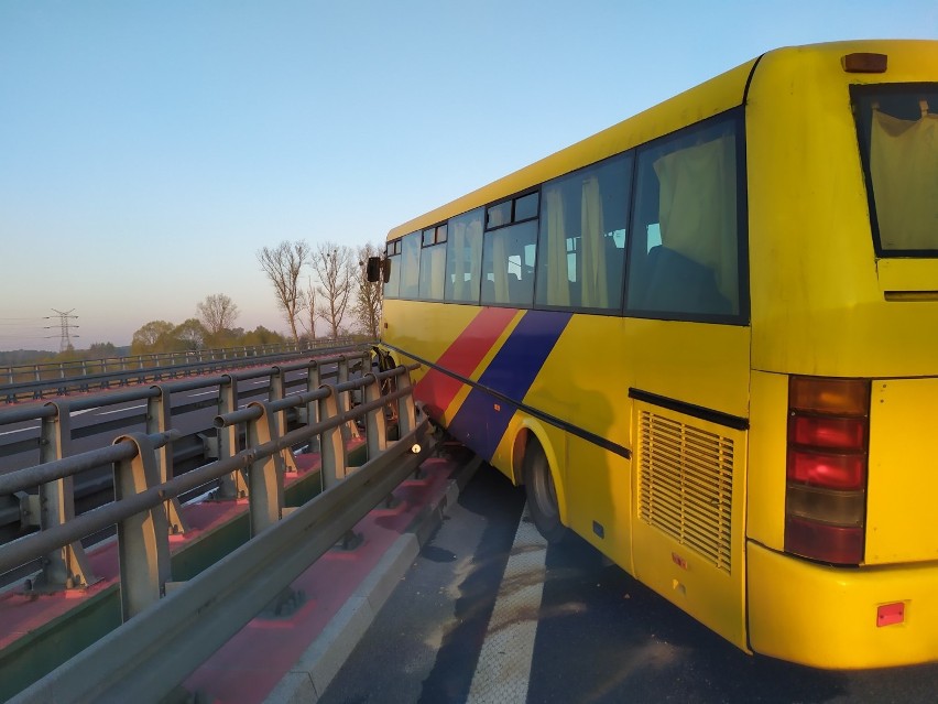 Wypadek autobusu w Siewierzu na DK 78. Pojazd wbił się w bariery na wiadukcie. Są ranni. Droga była zablokowana