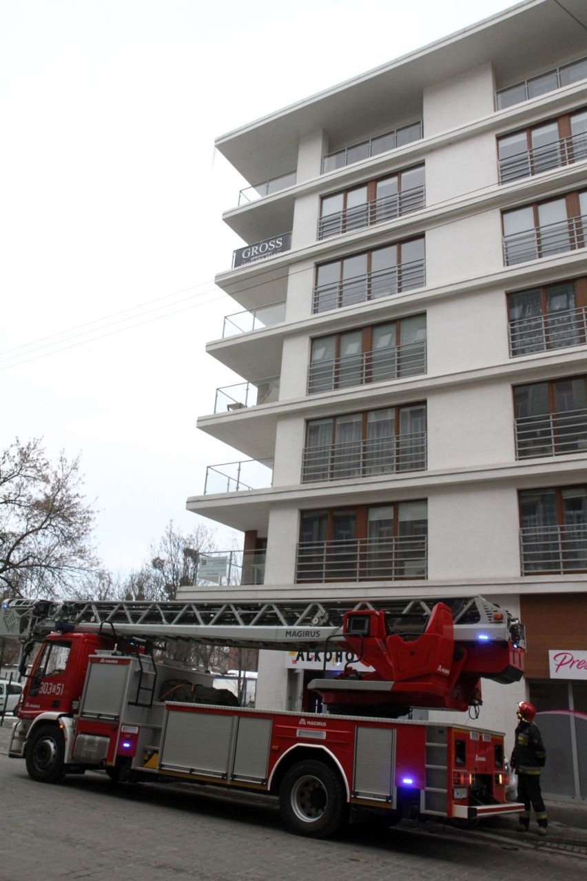 Sople lodu i zalegające masy śniegu mogą stanowić zagrożenie dla  przechodniów