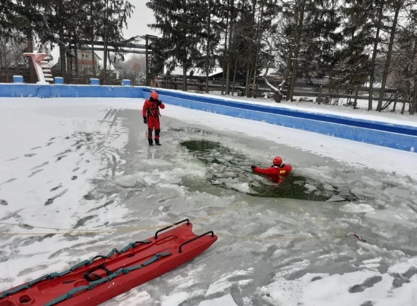 Hrubieszowscy strażacy przeprowadzili ćwiczenia na lodzie. Zobacz zdjęcia
