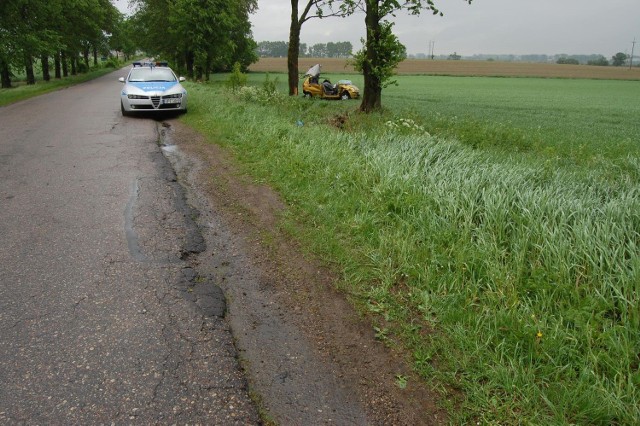 Z dotychczasowych ustaleń wynika, że na prostym odcinku drogi, kierujący samochodem osobowym marki Daewoo Matiz, 22-letni mieszkaniec powiatu łęczyckiego stracił panowanie nad pojazdem, zjechał z drogi i uderzył w drzewo. 

W wyniku odniesionych obrażeń, mężczyzna poniósł śmierć na miejscu. Natomiast pasażerka, 19-letnia mieszkanka powiatu łęczyckiego, została przewieziona do szpitala. Jej życiu nie zagraża niebezpieczeństwo.