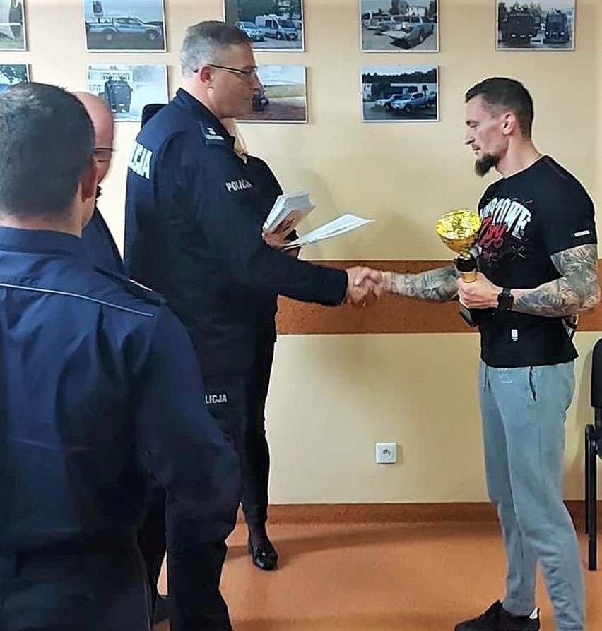 Policjant z Komisariatu Policji w Lubsku na podium V Mistrzostw Policji w podciąganiu na drążku
