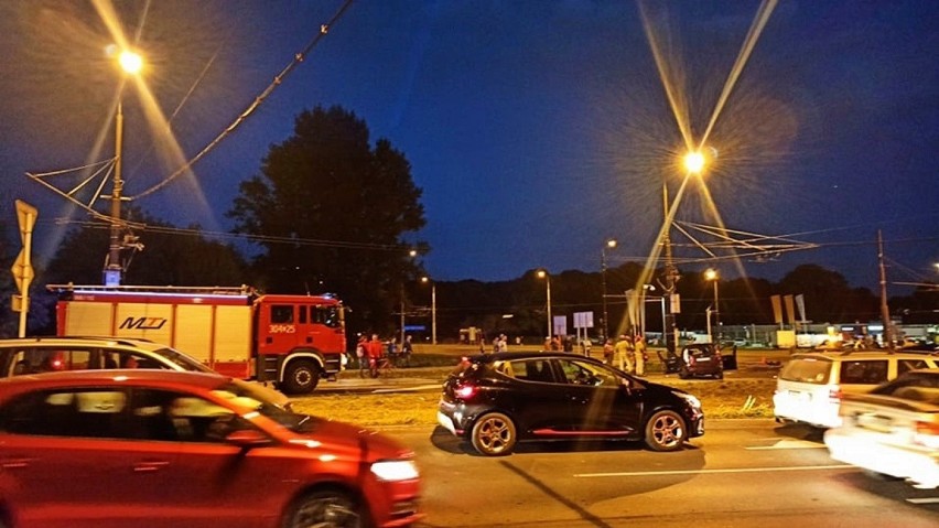 Lublin: Groźny wypadek na rondzie. Na skrzyżowaniu ul. Ruskiej i Podzamcze zderzyły się dwa samochody. Są ranni