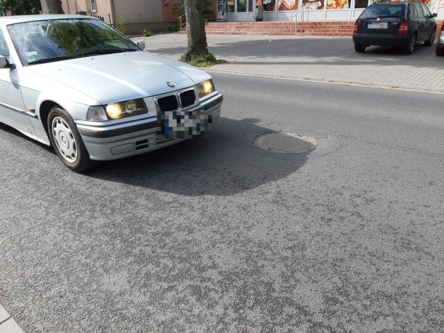 Jedna z zapadniętych studzienek na ulicy Polnej w Szczecinku