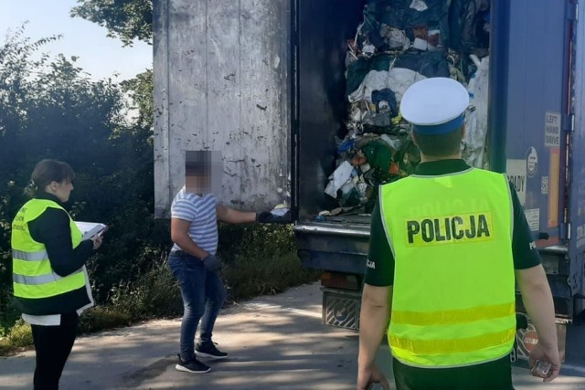 Policjanci ruchu drogowego z Lipna i inspektorzy ochrony środowiska skontrolowali 12 pojazdów.