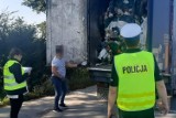 Policjanci z Lipna i inspektorzy ochrony środowiska sprawdzali pojazdy z odpadami [zdjęcia]