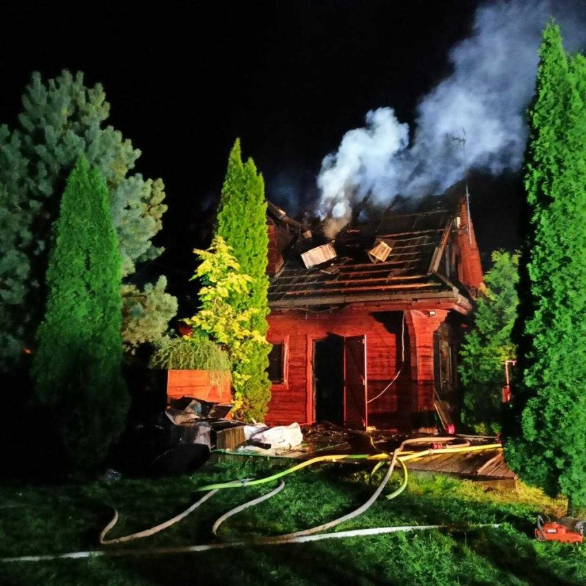Sobota w ogniu. W Bucharzewie spłonął dom, pod Radgoszczą paliły się trawy. W działaniach poszkodowany został strażak [ZDJĘCIA]