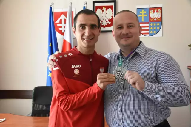 Srebrny medalista Igrzysk Olimpijskich Tomasz Gawroński z wizytą u burmistrza Jędrzejowa, Marcina Piszczka.