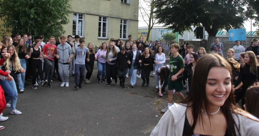 Malbork. Otrzęsiny w Technikum nr 3 pełne radości, humoru i kolorów. Tak pierwszaki zostały przyjęte do społeczności szkolnej