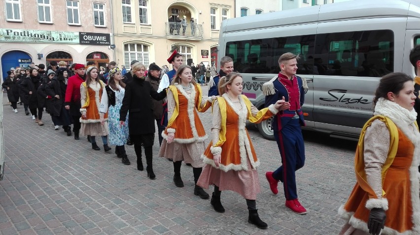 Już po raz szósty zatańczyli poloneza na lublinieckim rynku [ZDJĘCIA]