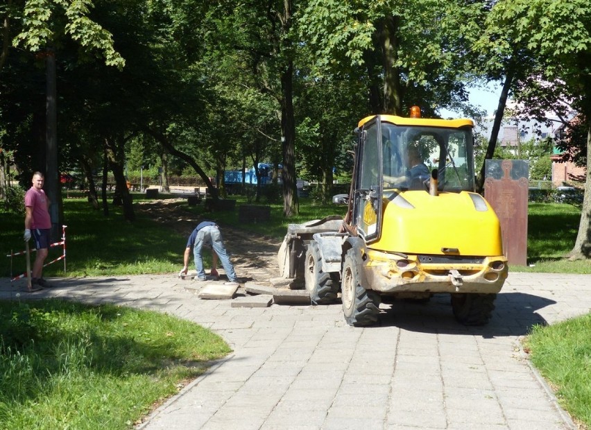 Budują ścieżkę rowerową w Parku Michalskiego ZDJĘCIA