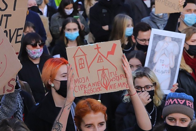 Po protestach kobiet przyjdzie fala apostazji? Część protestujących pod kościołami w przypływie emocji myśli o formalnym wystąpieniu z Kościoła. "Apostazja" to w ostatnich dniach często wyszukiwane słowo przez internautów z regionu łódzkiego. Jednak Kościół radzi przemyśleć sprawę, bo skutki apostazji są poważne. Tłumaczymy jakie.
CZYTAJ DALEJ NA KOLEJNYCH SLAJDACH