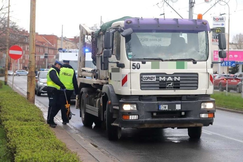 Bardzo groźny wypadek na al. Hallera. Kobieta w krytycznym...