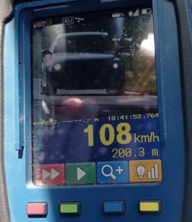 1500 zł mandatu, 10 punktów karnych i zatrzymane prawo jazdy - to kara, jaka spotkała kierowcę BMW w Sępólnie Krajeńskim za przekroczenie dozwolonej prędkości o 50 km/h