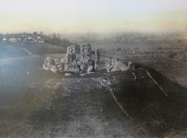 Tak prezentowały się ruiny zamku biskupów włocławskich, zanim wzgórze porosły drzewa (w tle Nizina Ciechocińska)