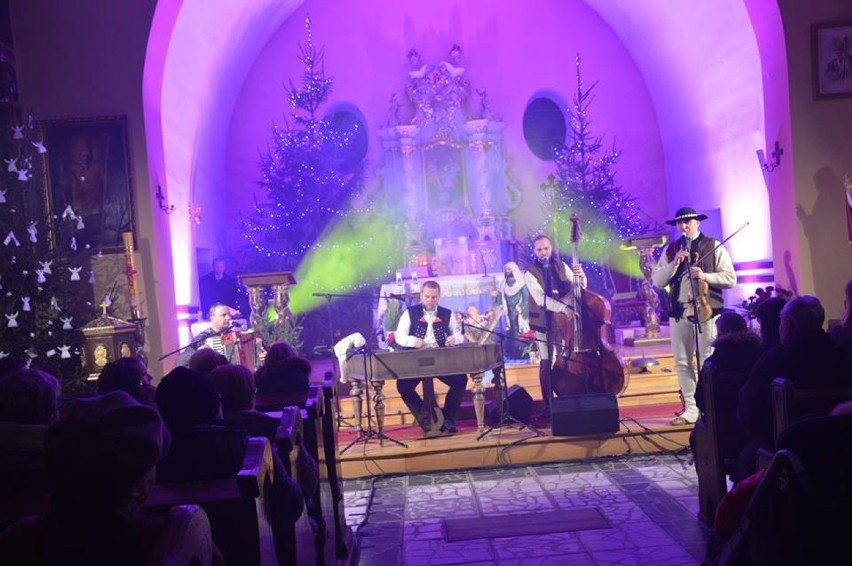 Góralskie kolędowanie w Damasławku. Muzycy zaprezentowali piękne polskie kolędy, pastorałki, znane i mniej znane piosenki góralskie