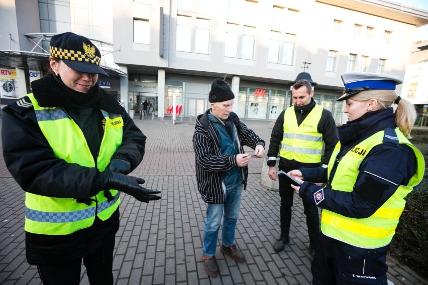 W Szczecinie rozdawali odblaski z okazji Dnia Babci i Dziadka [ZDJĘCIA] 