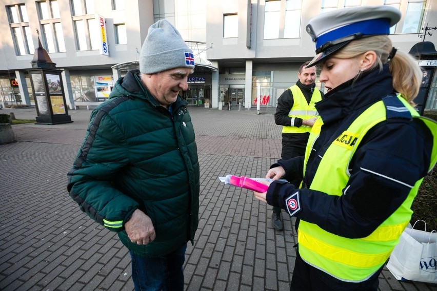 W Szczecinie rozdawali odblaski z okazji Dnia Babci i Dziadka [ZDJĘCIA] 