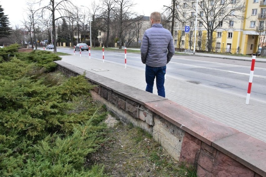 Sypie się murek przy Kieleckim Centrum Kultury. Drogowcy zlecą naprawę 