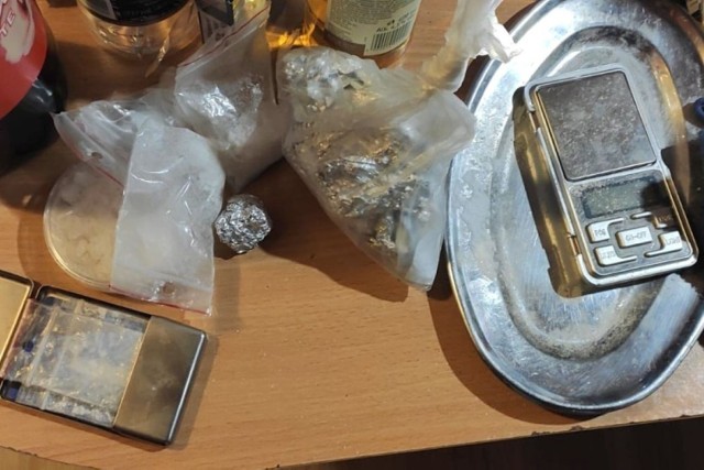 W trakcie przeszukania pomieszczeń policjanci odkryli kolejne porcje narkotyków w woreczkach i pudełku. Zabezpieczony został biały proszek i kryształki. Część z tych substancji ukryta była w worku w bębnie pralki.