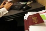 Biura paszportowe w Kujawsko-Pomorskiem przeżywają oblężenie. Długie kolejki po paszport!