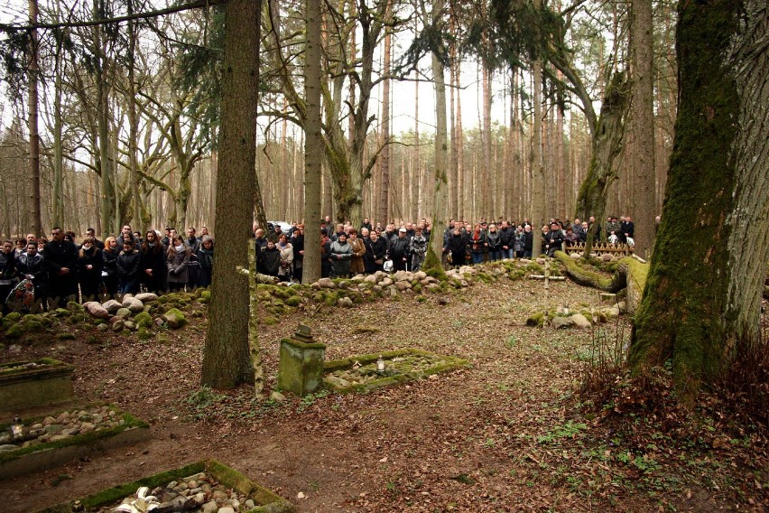 Pogrzeb leśniczego z Dobrzycy. Ponad pół tysiąca osób pożegnało Aleksandrę i Zdzisława Krause [FOTO]