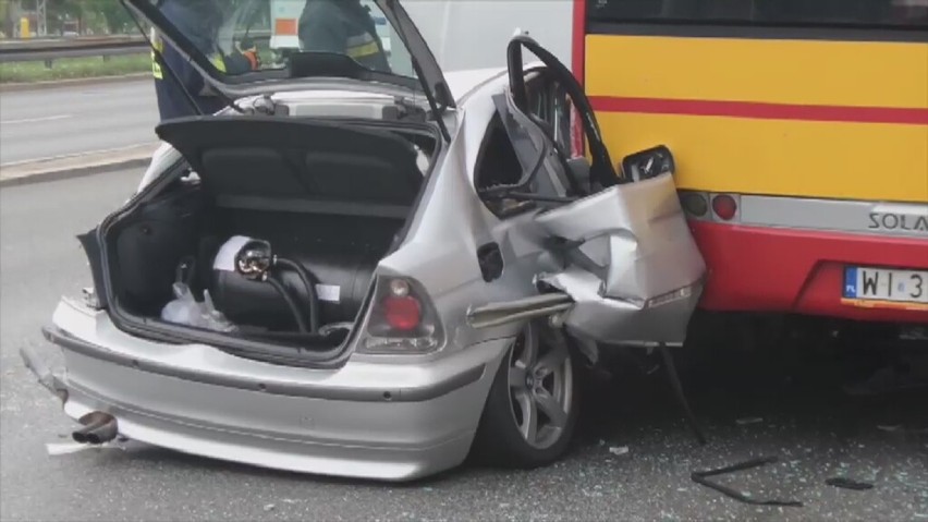 Wypadek w Warszawie. BMW uderzyło w autobus [WIDEO]