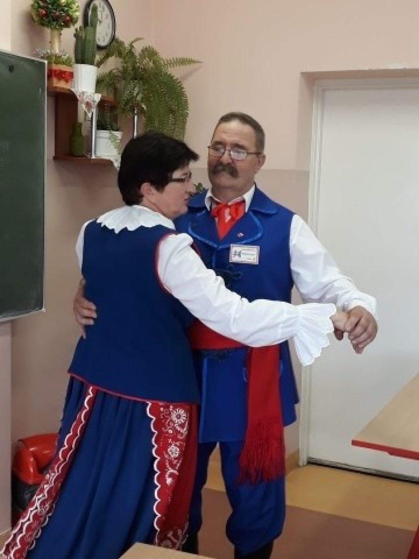 W szkole podstawowej w Osięcinach, przed całą klasą, zatańczyli kujawiaka, a potem opowiadali o tradycjach zespołu "Kujawioki"